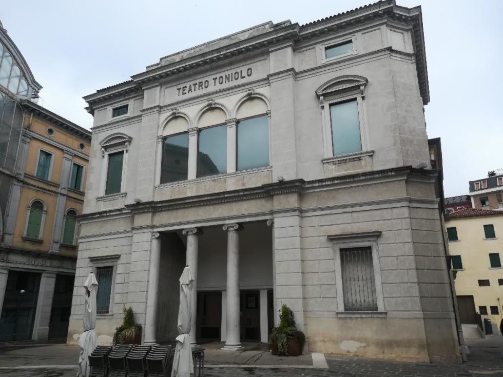 Il Teatro Toniolo e la Galleria Barcella