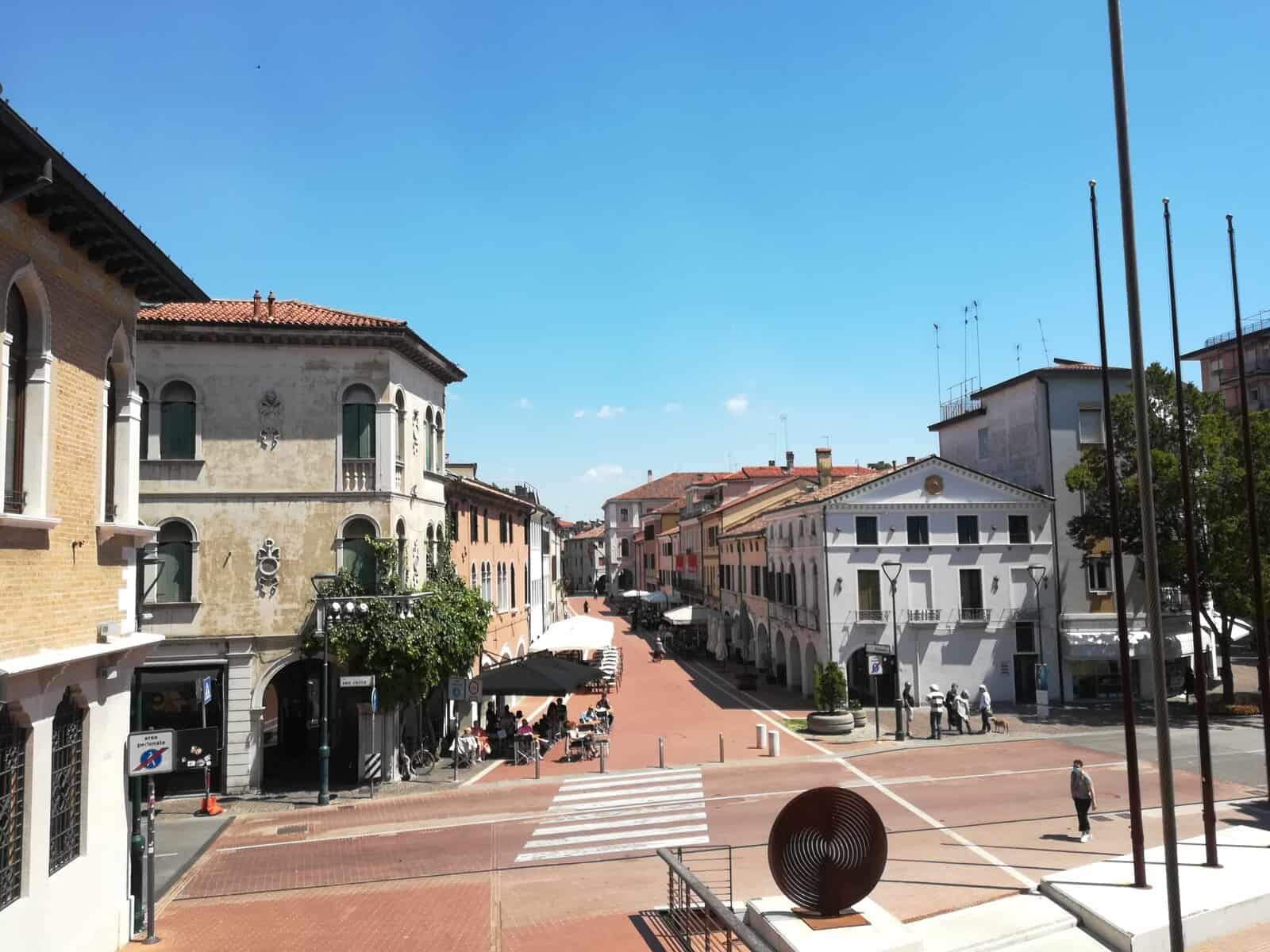 Via Palazzo, una delle tre arterie del piccolo borgo murato