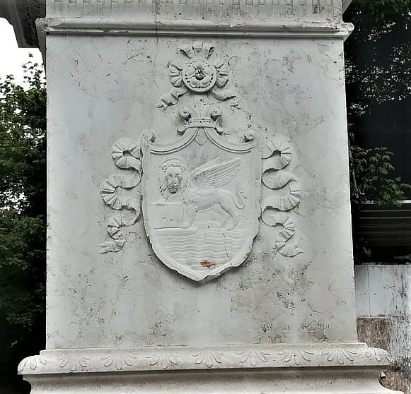 Il Leone di San Marco è raffigurato al lato opposto dello stemma mestrino