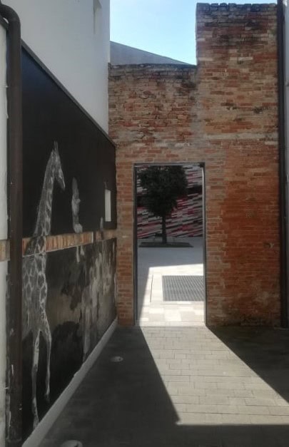 La porta che si apre sull'M9 district da Corte Legrenzi
