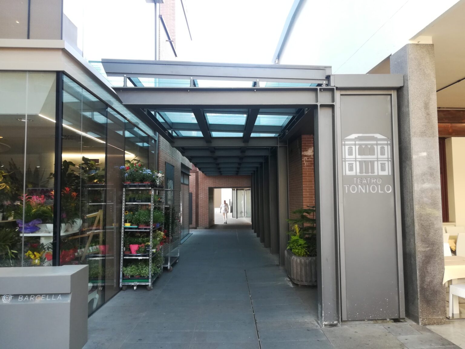 La “porta” del Teatro Toniolo dalla Galleria Barcella
