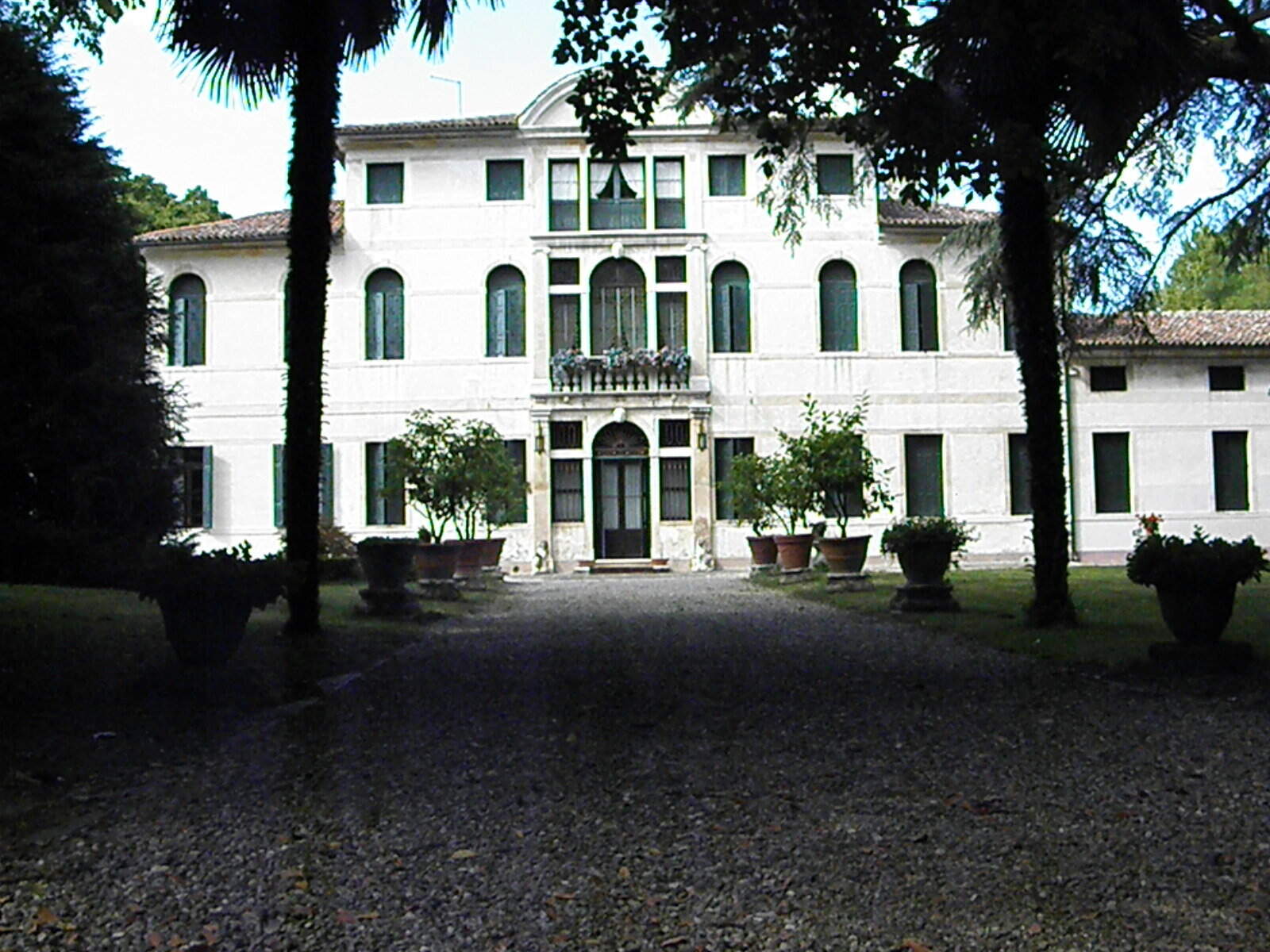 Villa Malvolti in via Trezzo: casa Grimani, già Gratarol, stava fra questa villa e il palazzo dei Marinoni