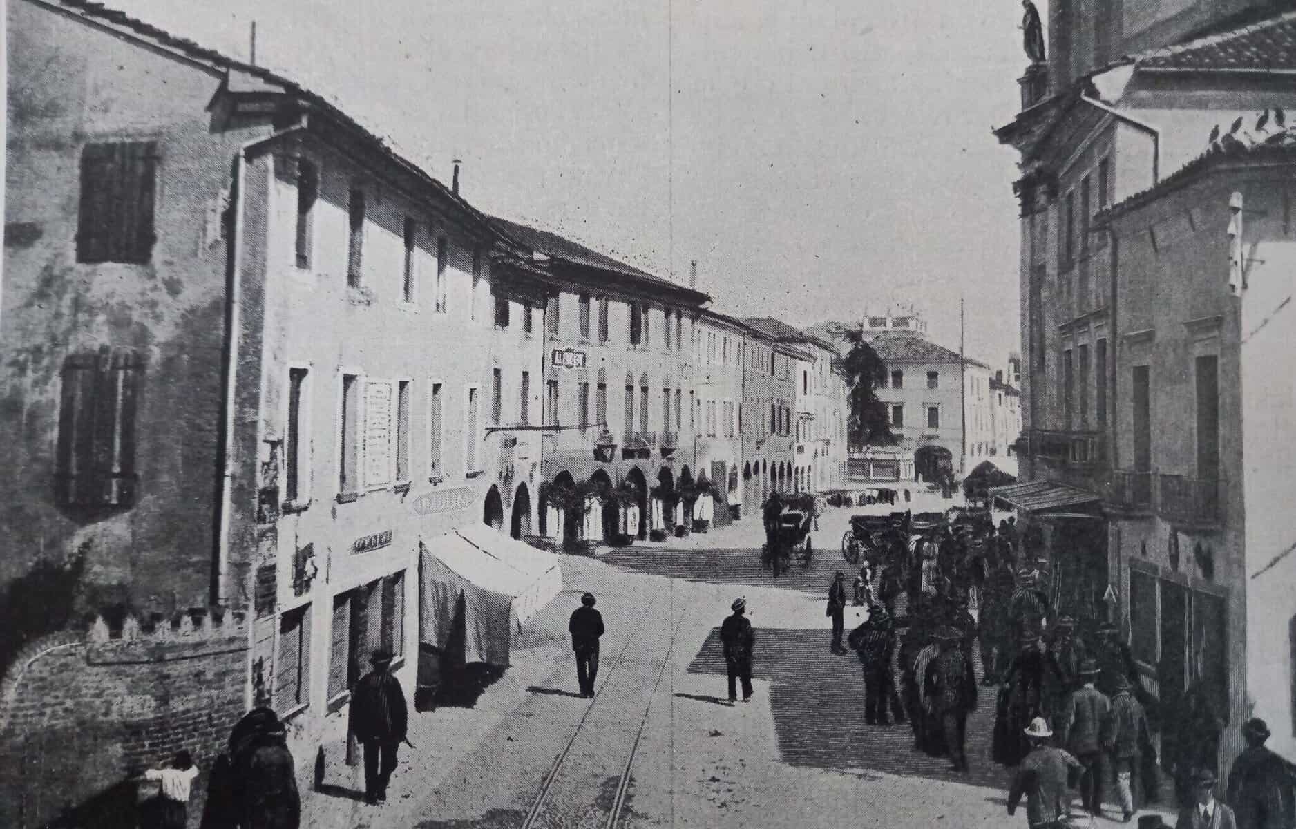 Piazza Maggiore nel 1898 con Palazzo da Re sullo sfondo