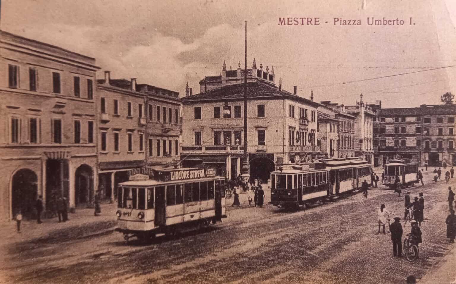 Palazzo Da Re con i tram in Piazza Umberto I (Collezione Alessandro Bon)