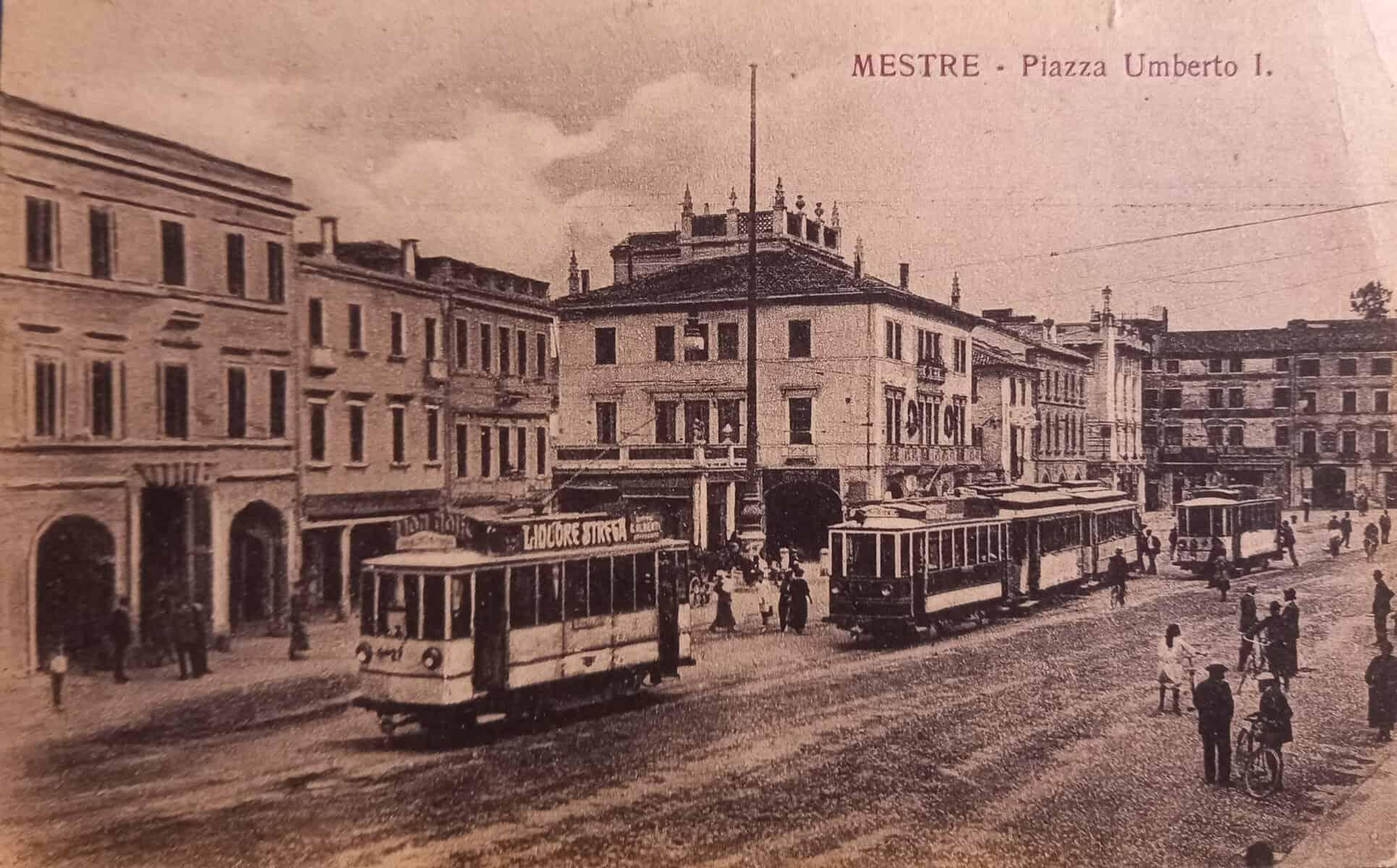 Palazzo Da Re con i tram in Piazza Umberto I (Collezione Alessandro Bon)