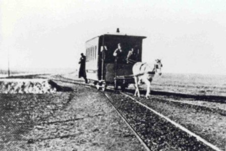 Un tram a cavalli diretto a San Giuliano
