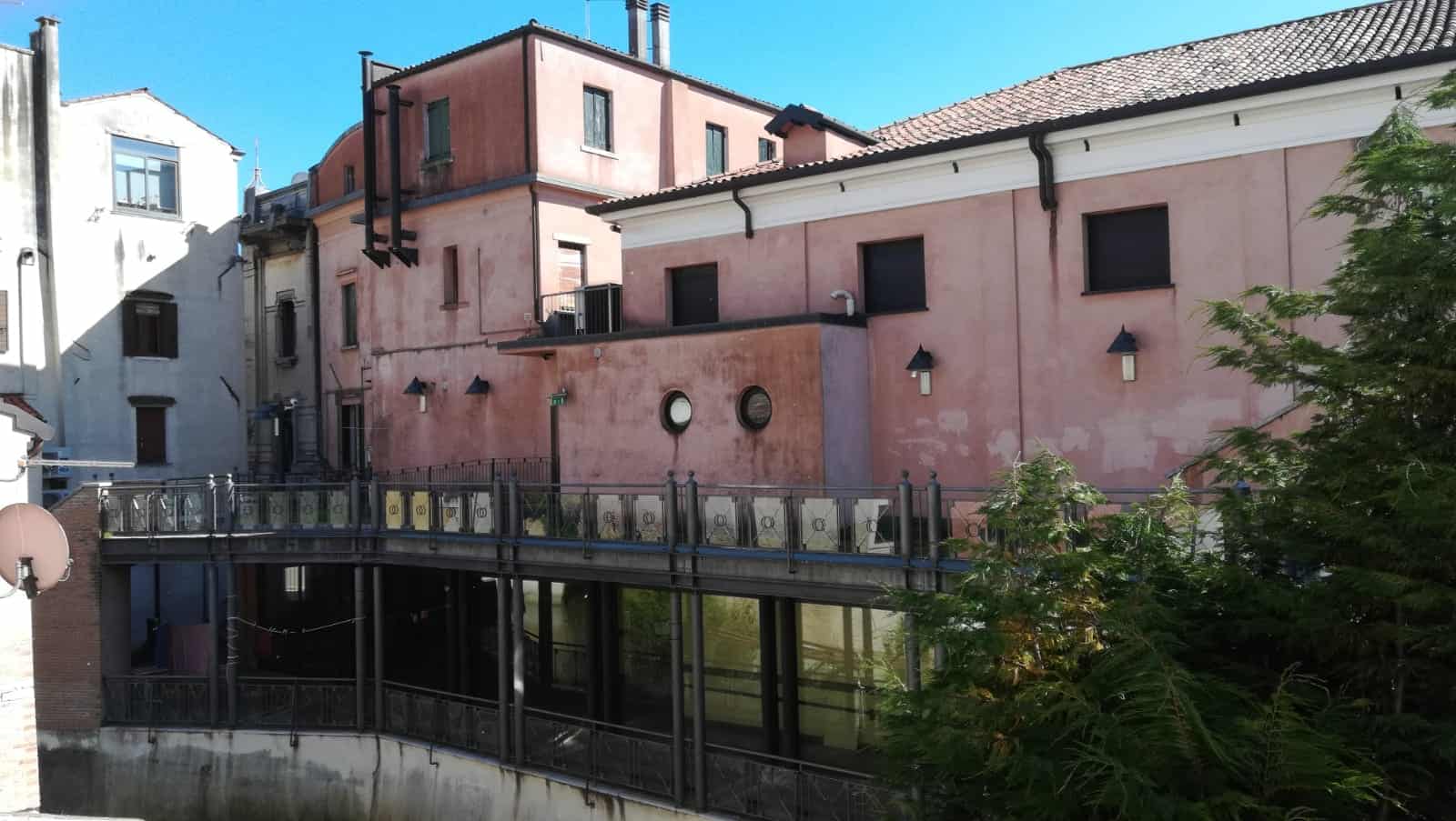 Il Cinema Excelsior lato Ramo delle Beccherie dopo la ristrutturazione del 1992