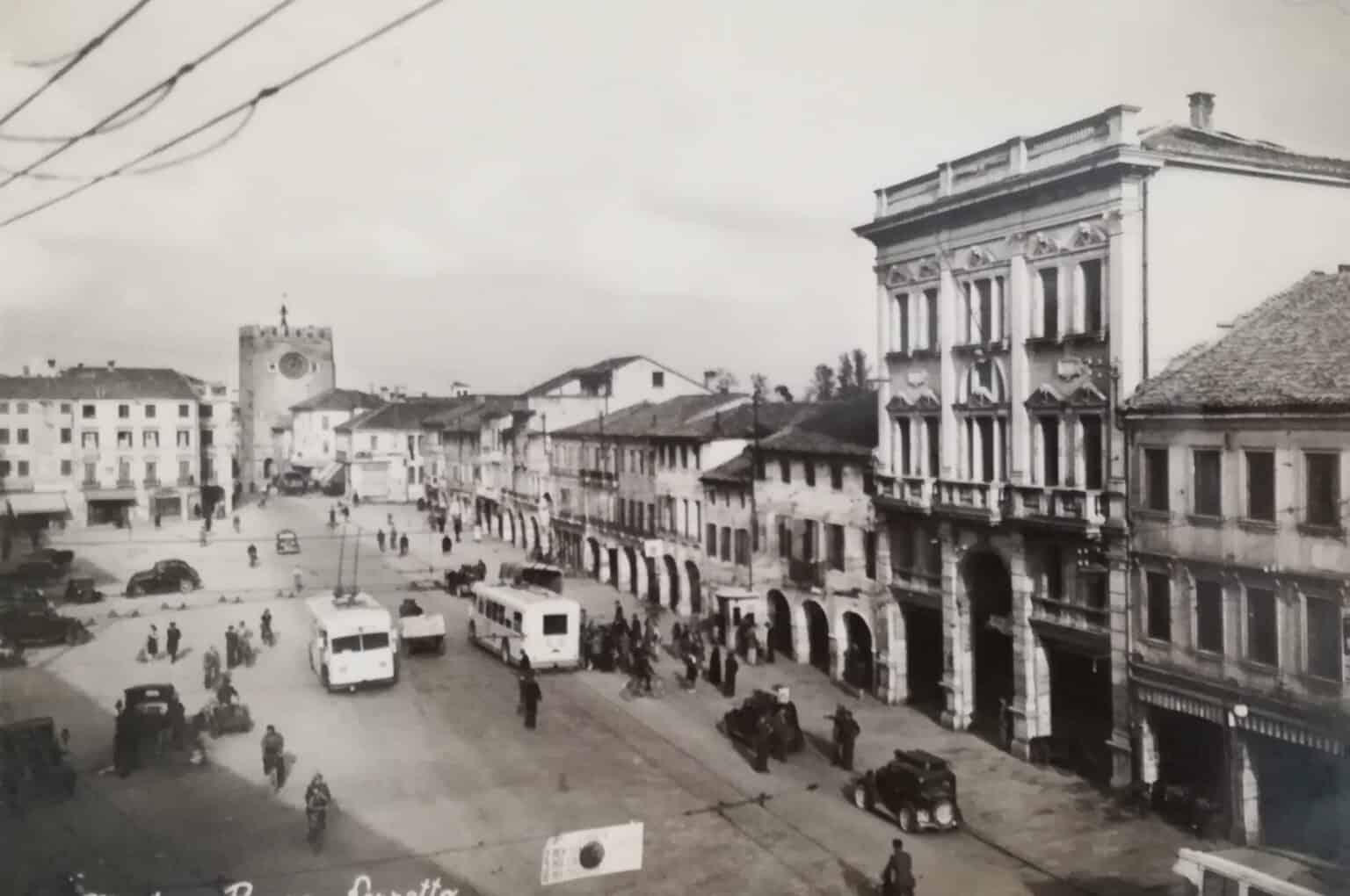 Palazzo Vivit in una cartolina degli anni Sessanta