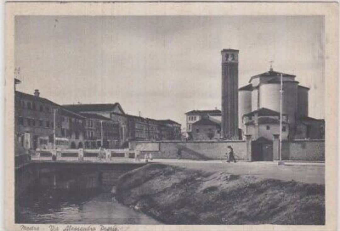 Il ponte Umberto I che collegava l'area del Duomo a Via XX Marzo