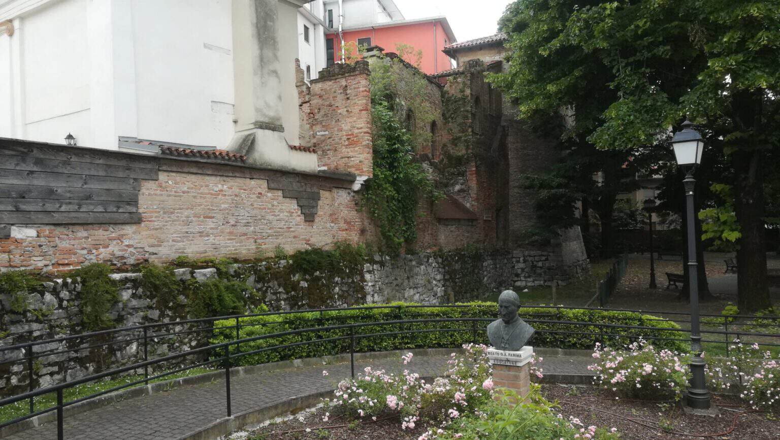Il parchetto di Via Torre Belfredo sono le mura del Castello di Mestre