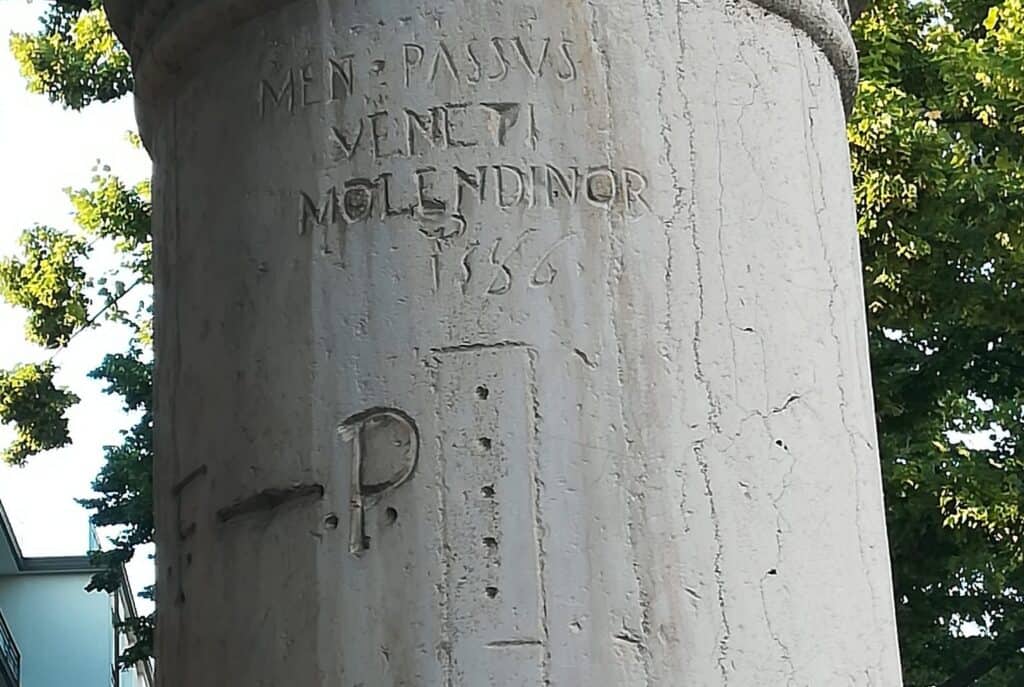 Colonna in pietra con l’iscrizione MEN PASSUS VENETI MOLENDINOR 1586