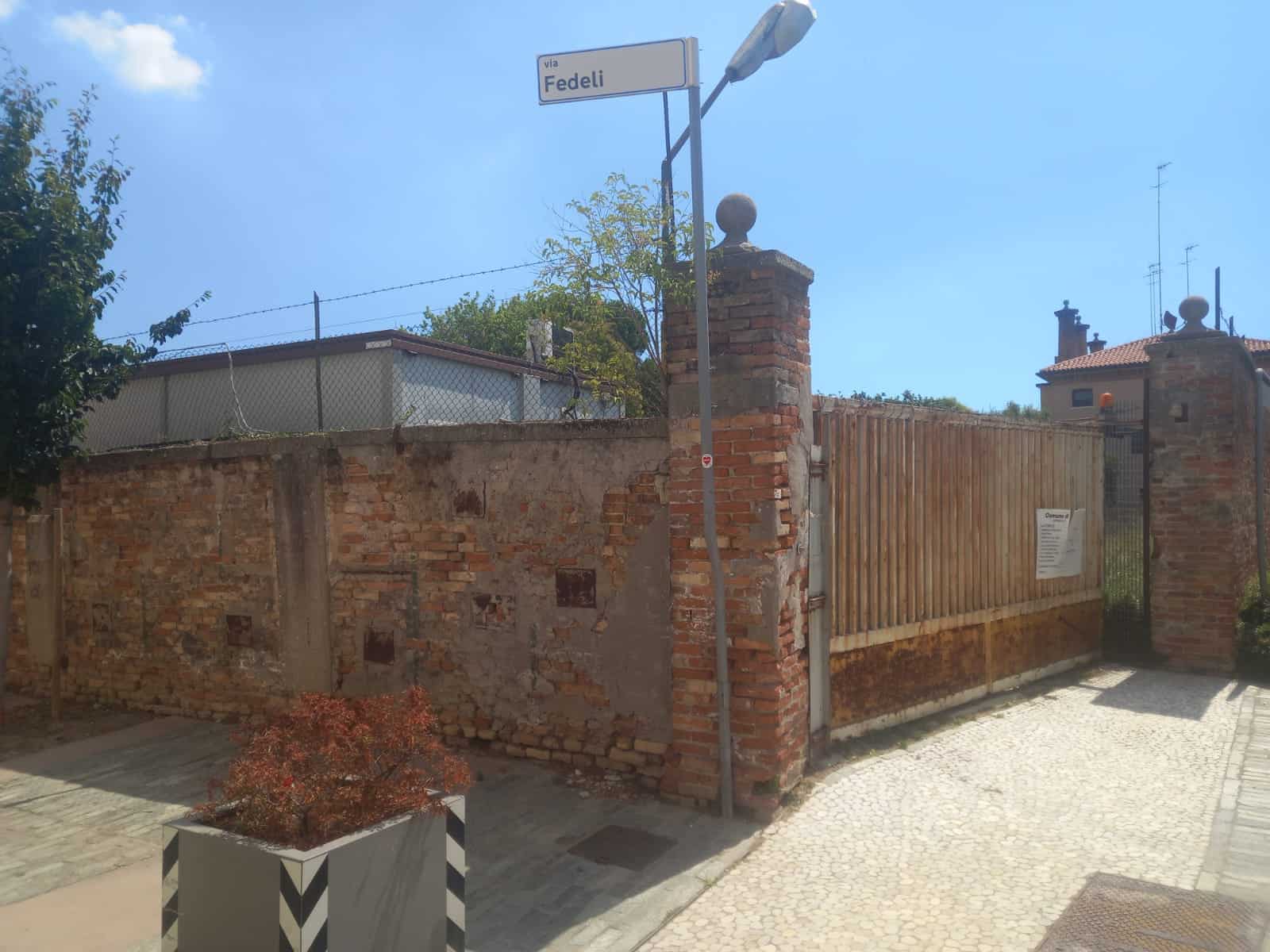 Le mura della proprietà Da Re fra Via Fedeli e Via Costa