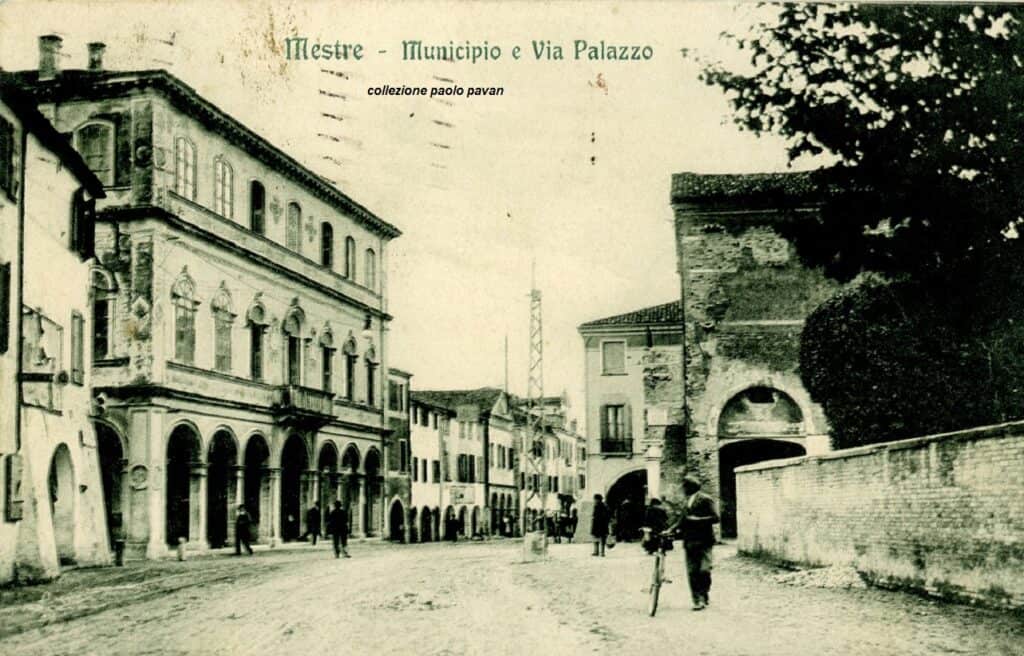 Cartolina del 1923 con il palazzo del Municipio di Mestre e via Palazzo