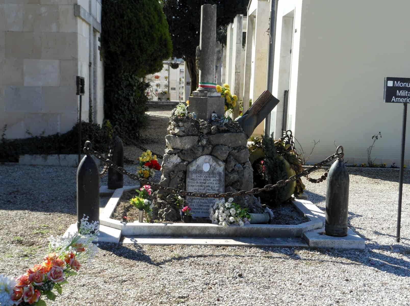 Il monumento funebre di Richard Cutts Fairfield nel cimitero di Mestre