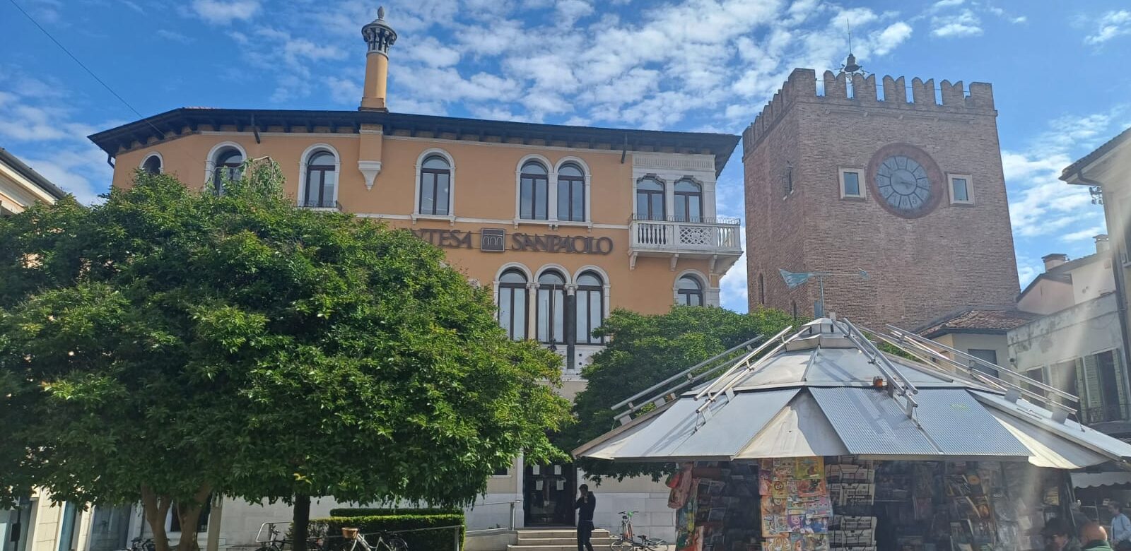 Piazzetta Matter con la sede della CaRiVe e la Torre dell’orologio