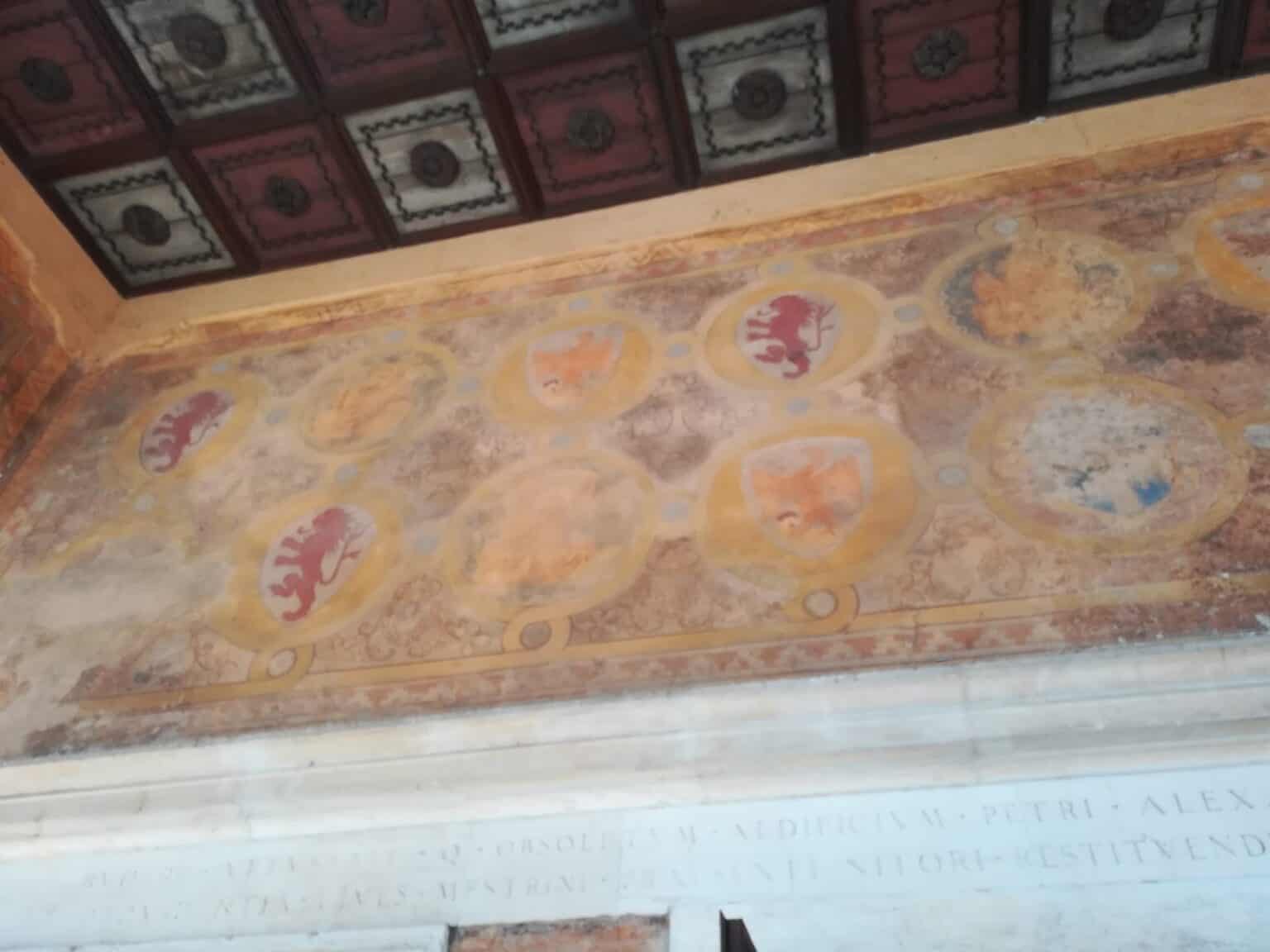 Affreschi esterni alla Provvederia e la scritta latina del 1525