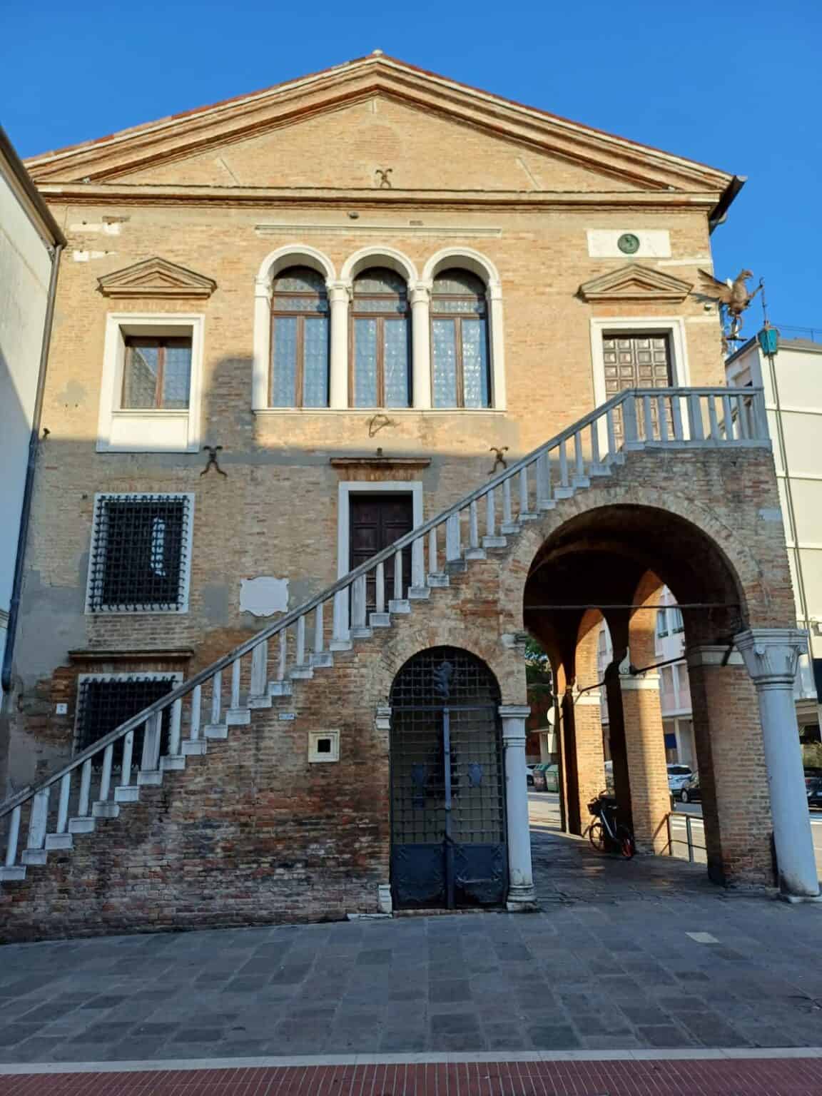 Facciata del palazzo della Provvederia con la scala esterna