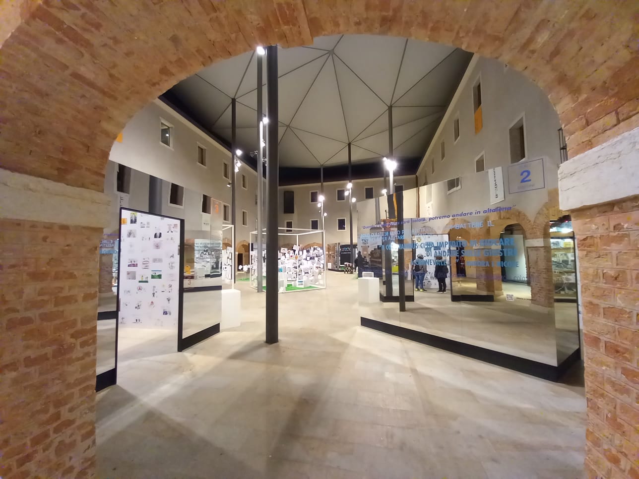 L'interno del Chiostro dell'M9 durante una mostra