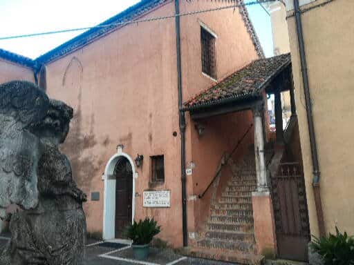 L'ingresso della Scuola dei Battuti in Piazza Ferretto
