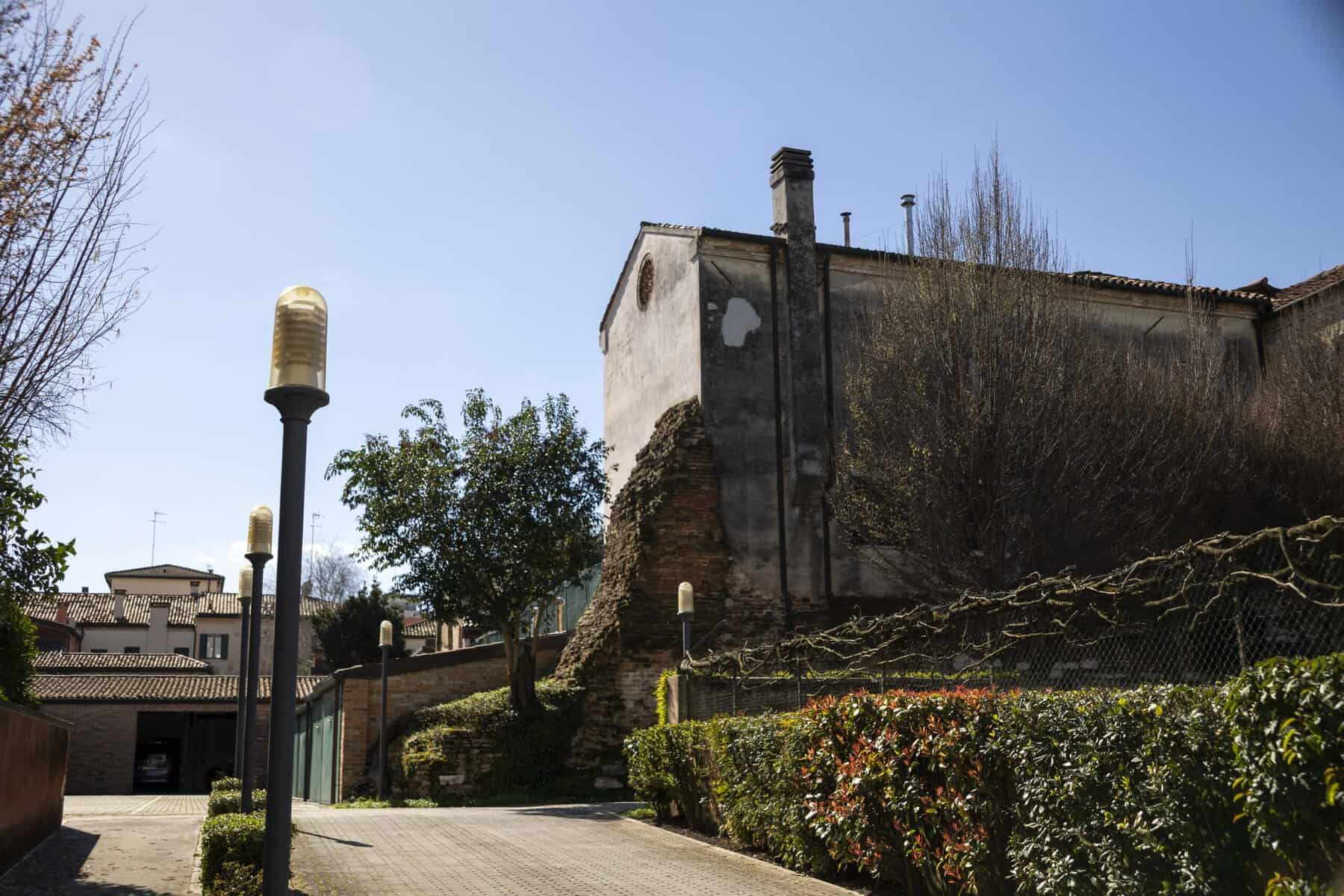 Sezione delle mura sopravvissute del castello in via Spalti collegata alla Torre Moza