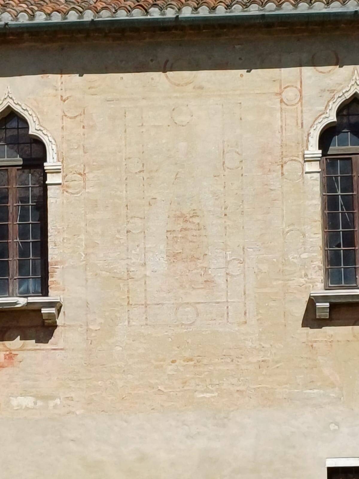 La Maria dei Battuti sulla facciata della scuola