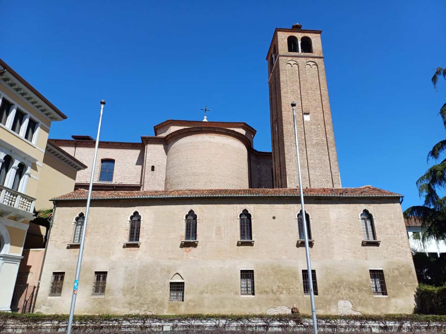 Scuola dei Battuti, Laurentianum, oggi. Vista da via Poerio