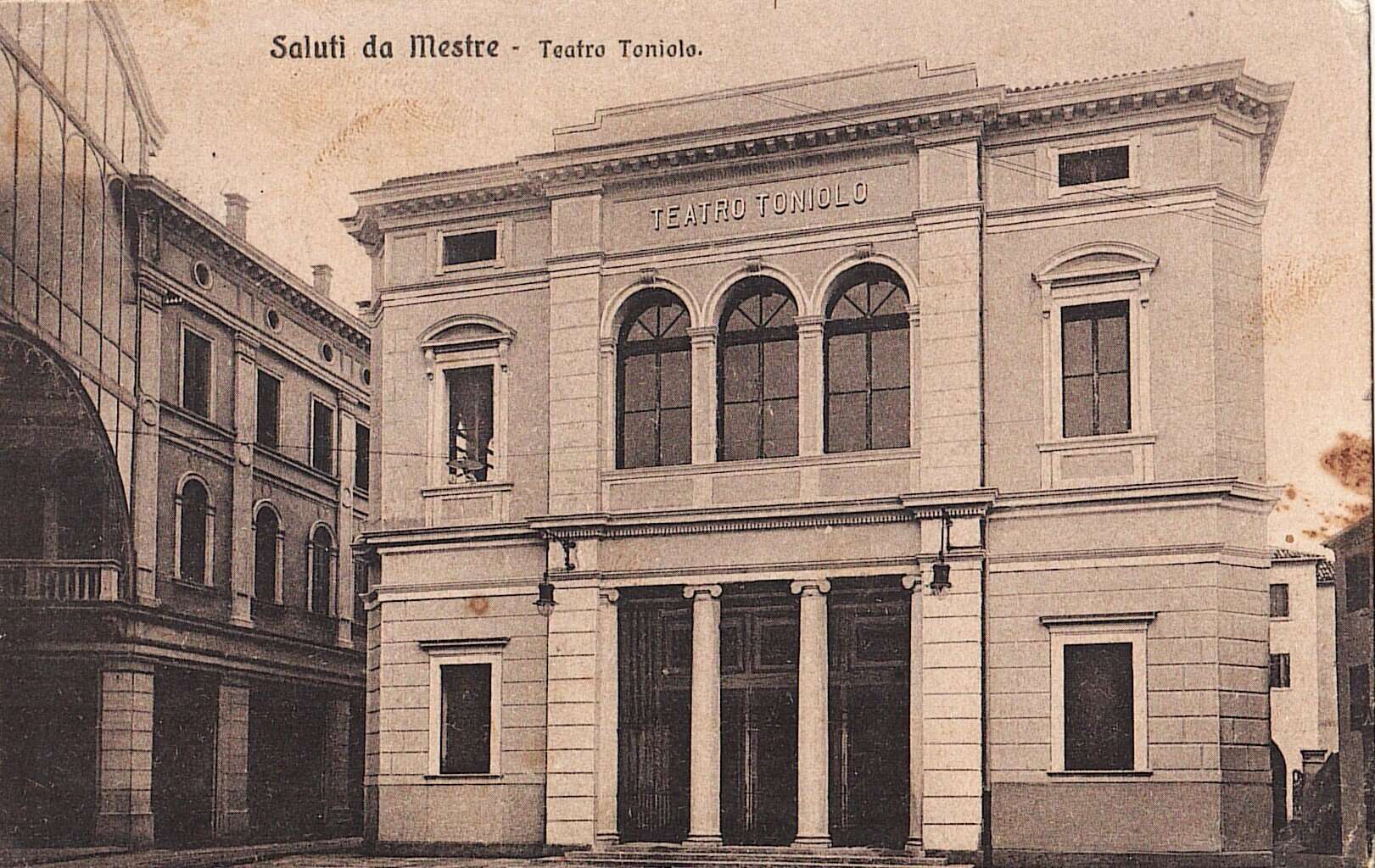 Il Teatro Toniolo in una immagine d'epoca