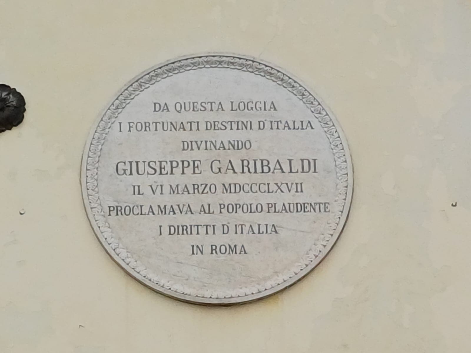 Lapide su Palazzo Da Re che ricorda il discorso di Garibaldi del 6 marzo 1867