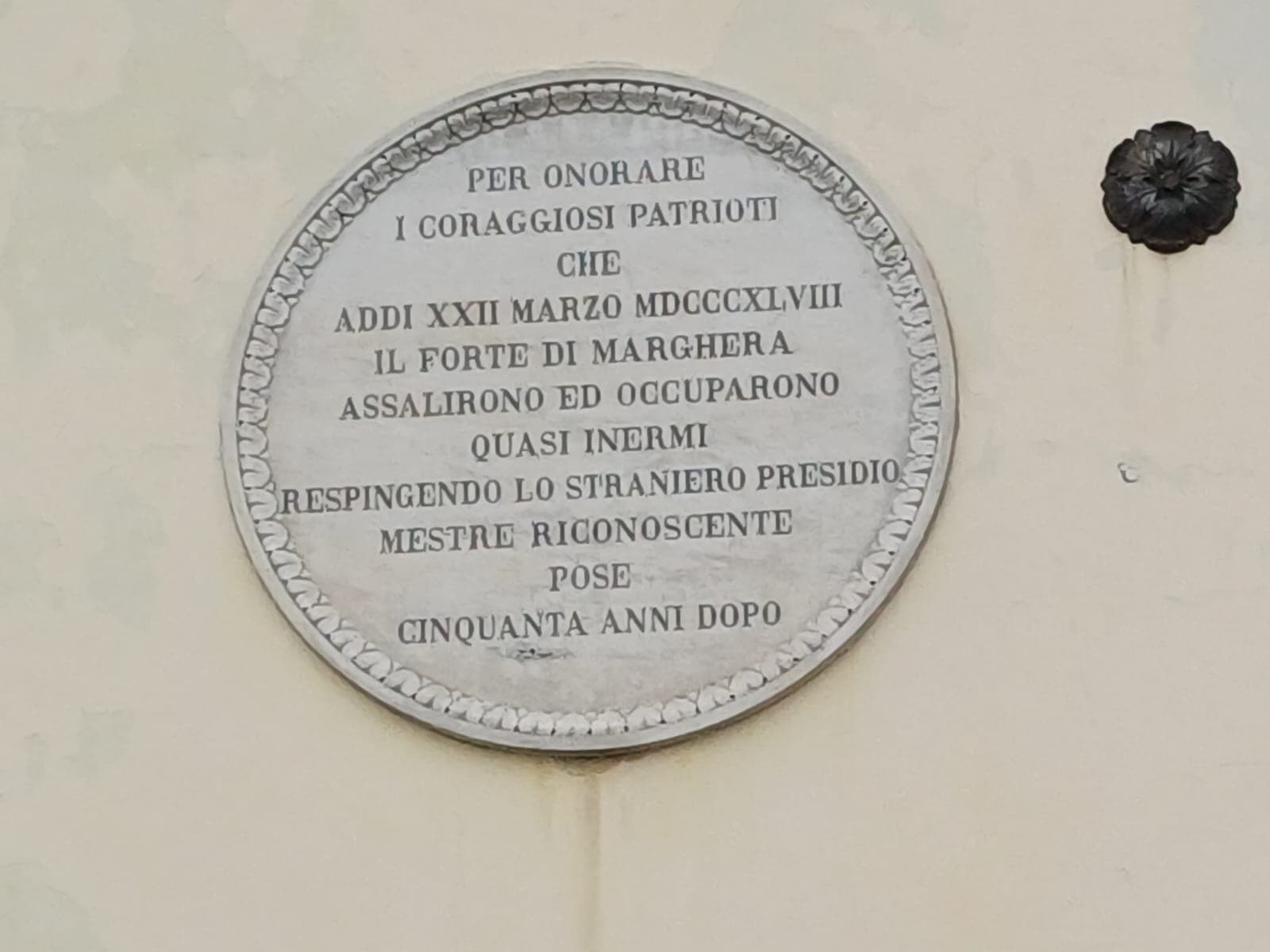 Lapide sulla facciata di Palazzo Da Re per i fatti del 22 marzo 1848 a Forte Marghera
