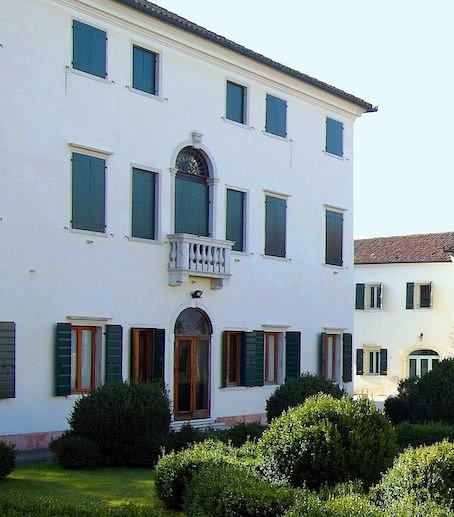 La villa vista di fronte
