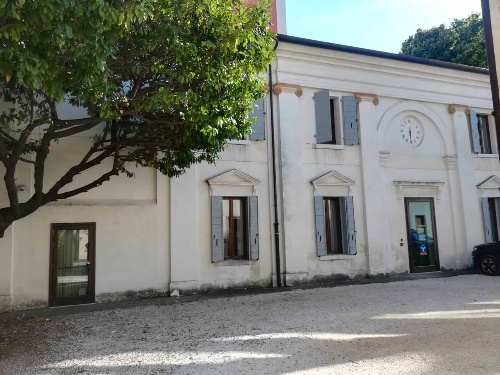 La barchessa, ora adibita a uffici