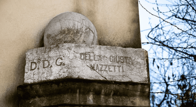 Colonna d'angolo che ricorda il dottor Giuseppe Dalla Giusta