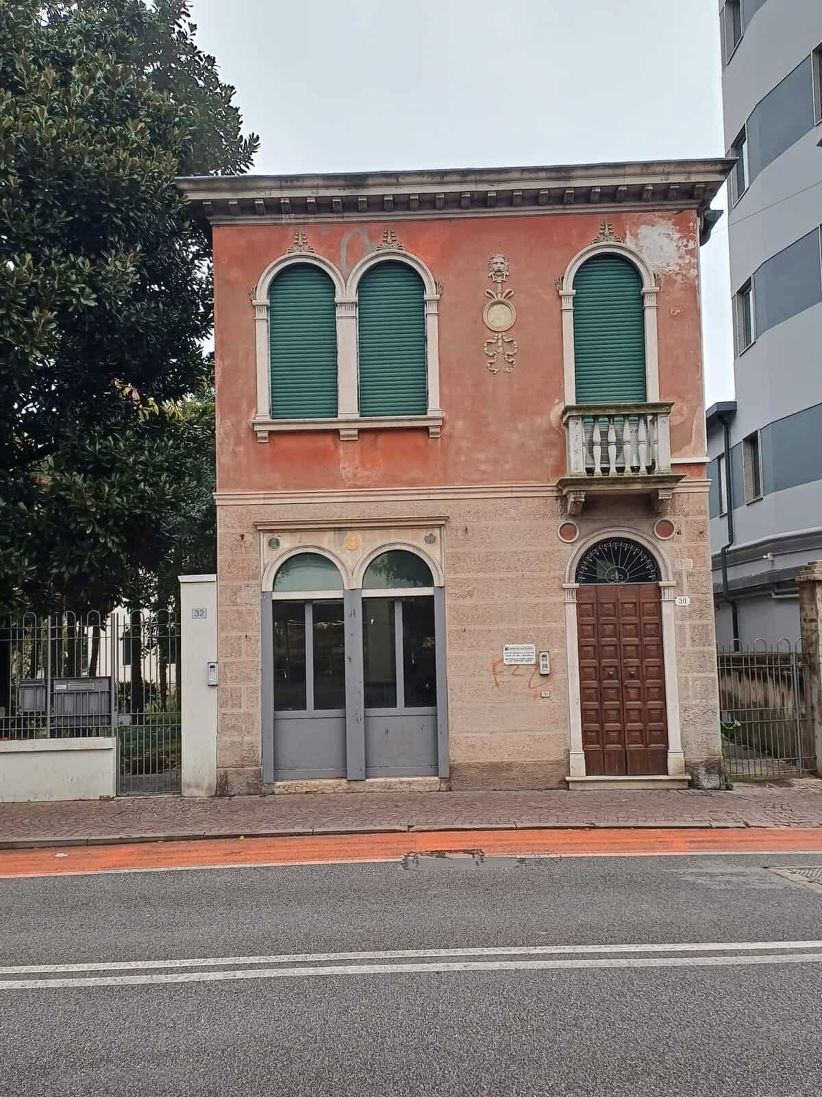 Edificio annesso fronte Via Carducci