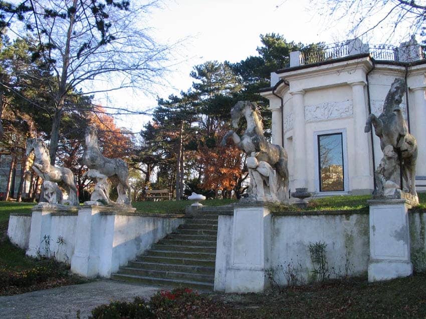 I Cavalli di Francesco Bonazza oggi nel parco di Villa Sartorio a Trieste
