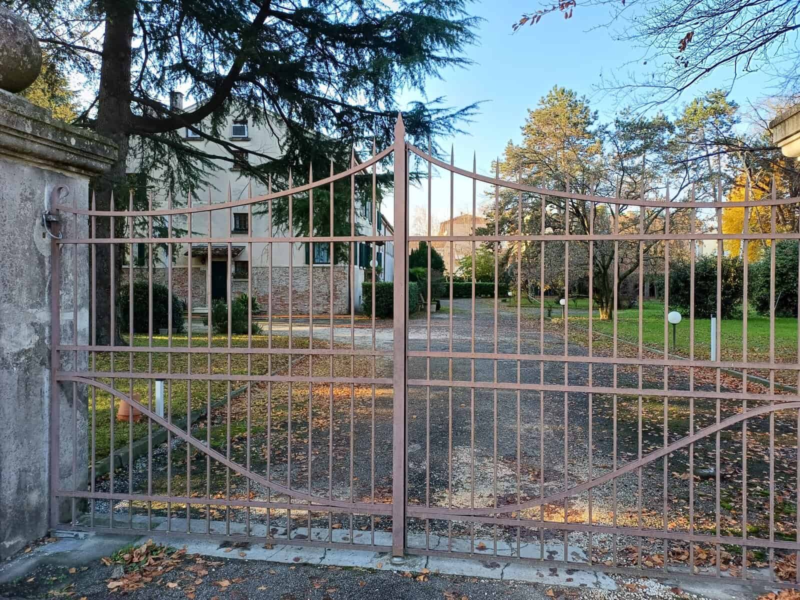 Uno dei cancelli di ingresso della villa