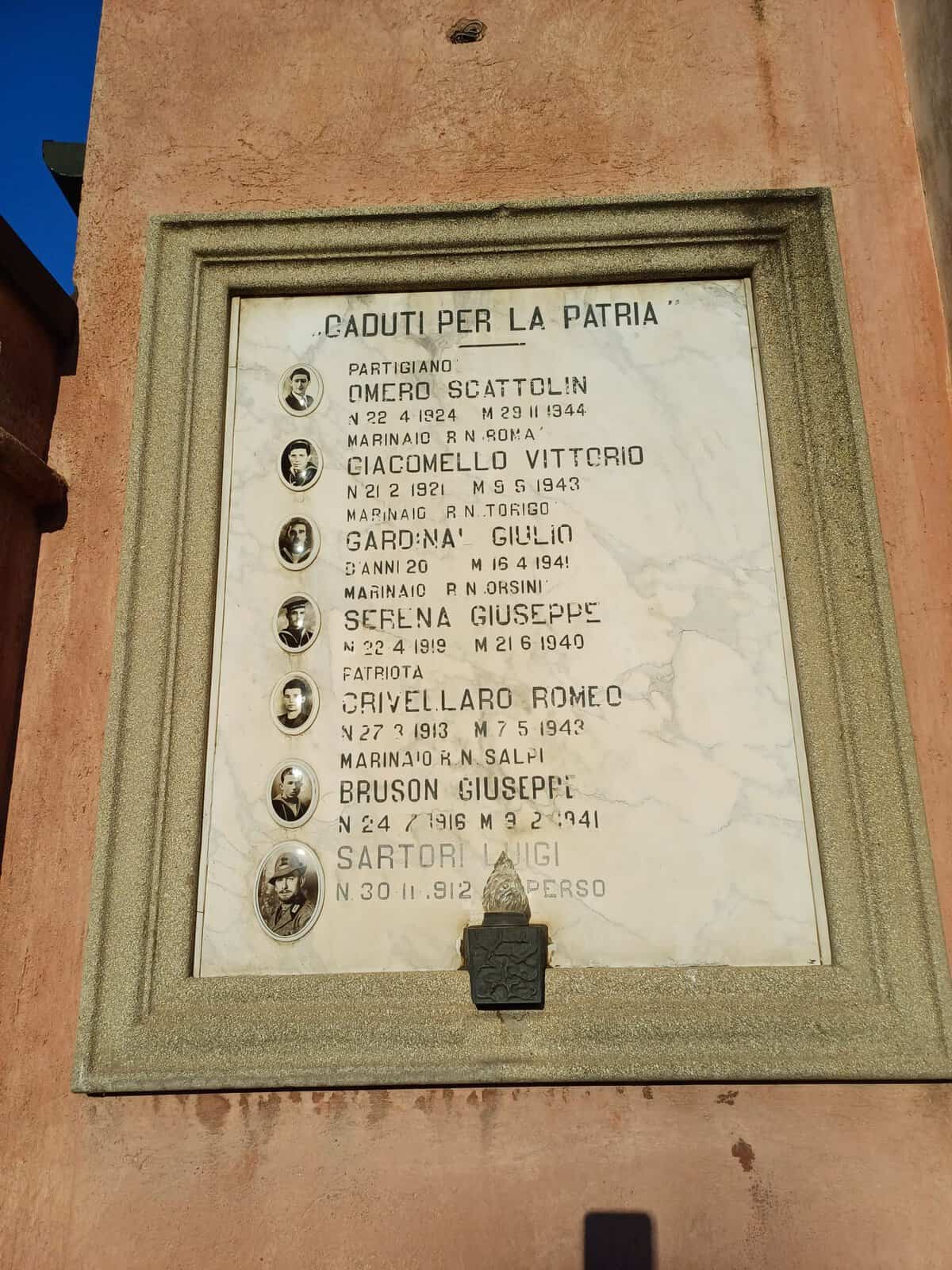 Lapide sulla facciata in ricordo dei caduti della Seconda Guerra Mondiale