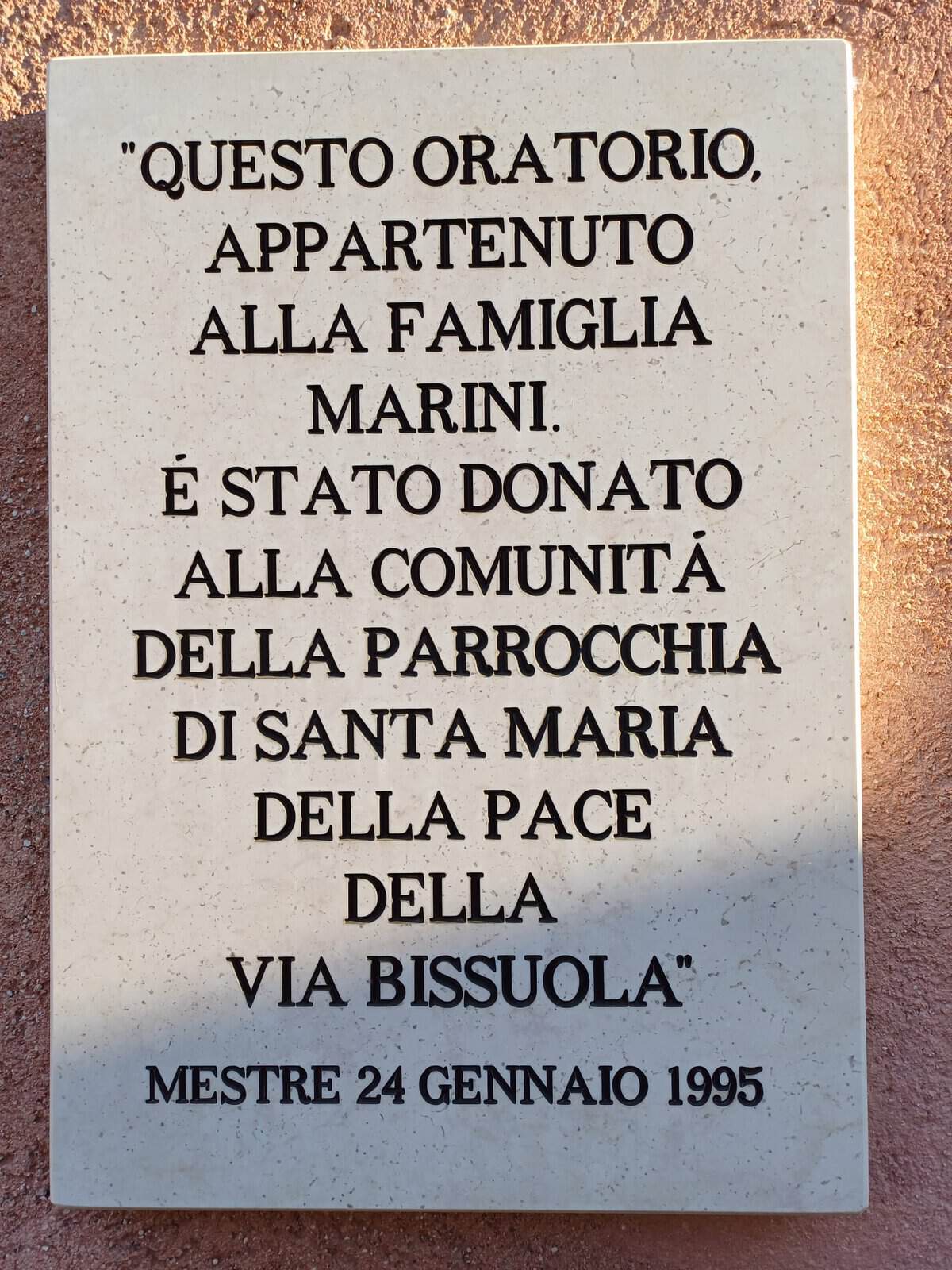 Lapide che ricorda la donazione alla comunità da parte della Famiglia Marini