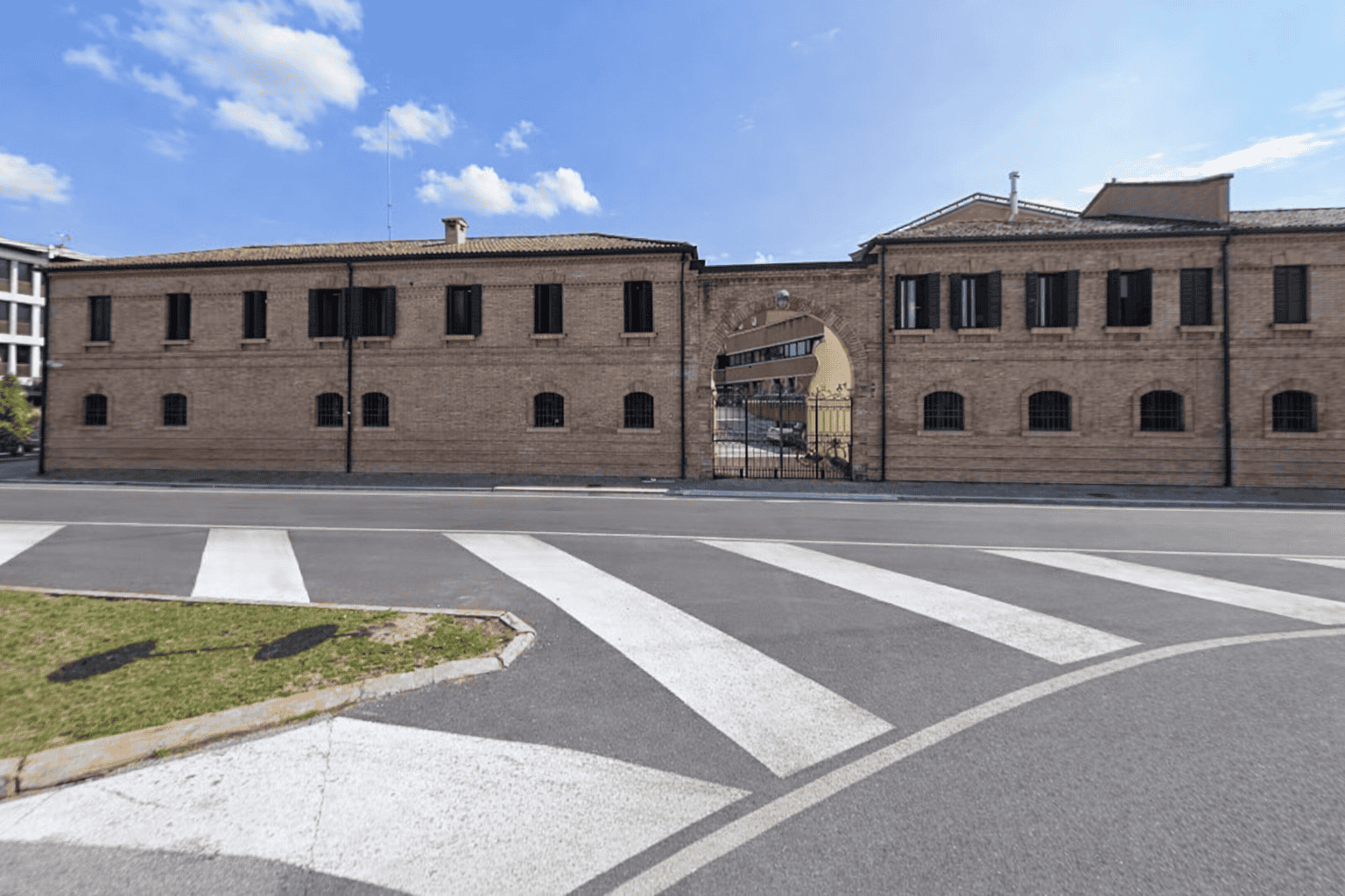 Il portone d'ingresso del Tribunale dei minori, un tempo sede dello scopificio