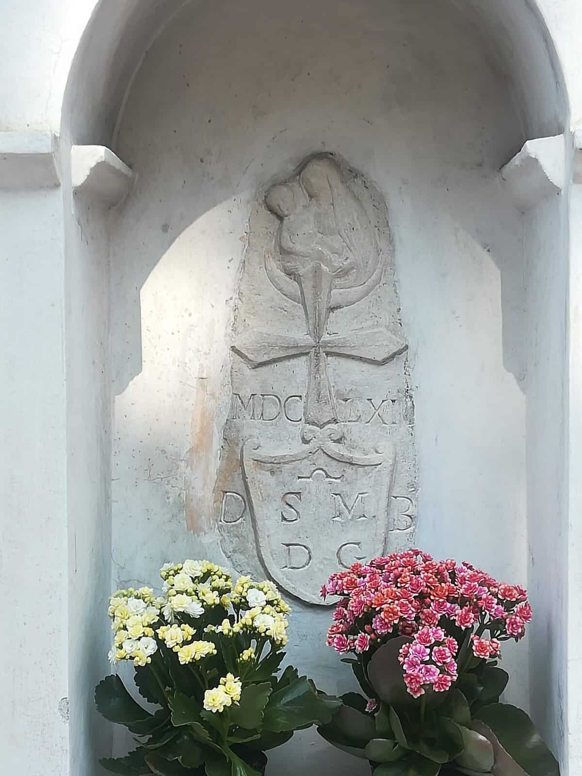 Capitello di via Brenta Vecchia con iscrizione D.S.M.B. e data 1661