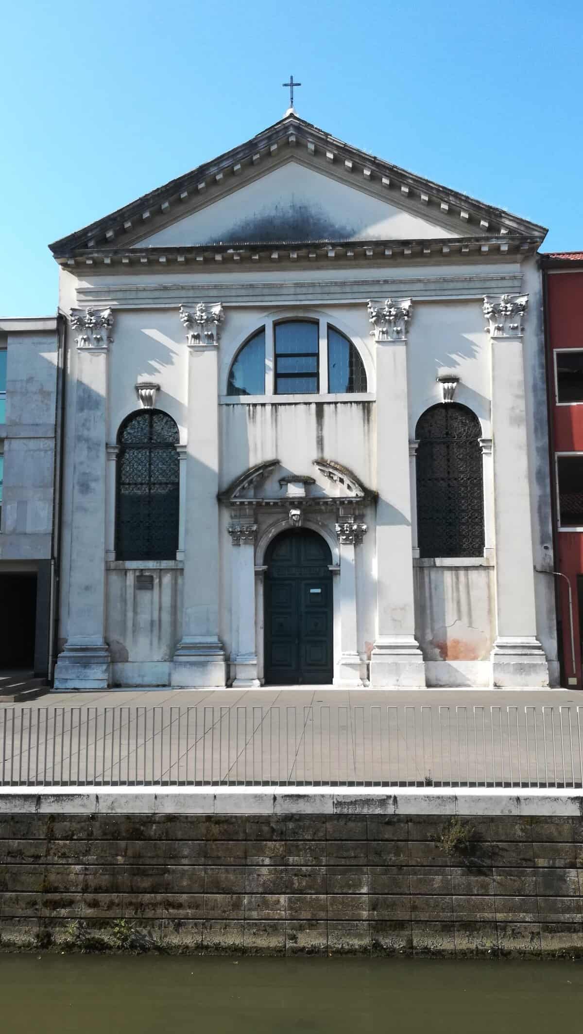 La Chiesa che ora è una libreria e un centro culturale