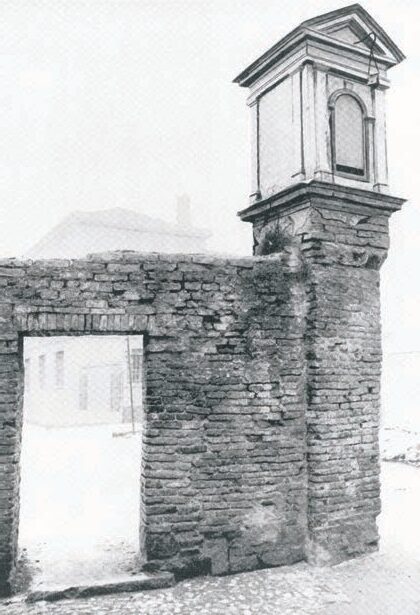 Il Capitello quando era sito su un muro del monastero