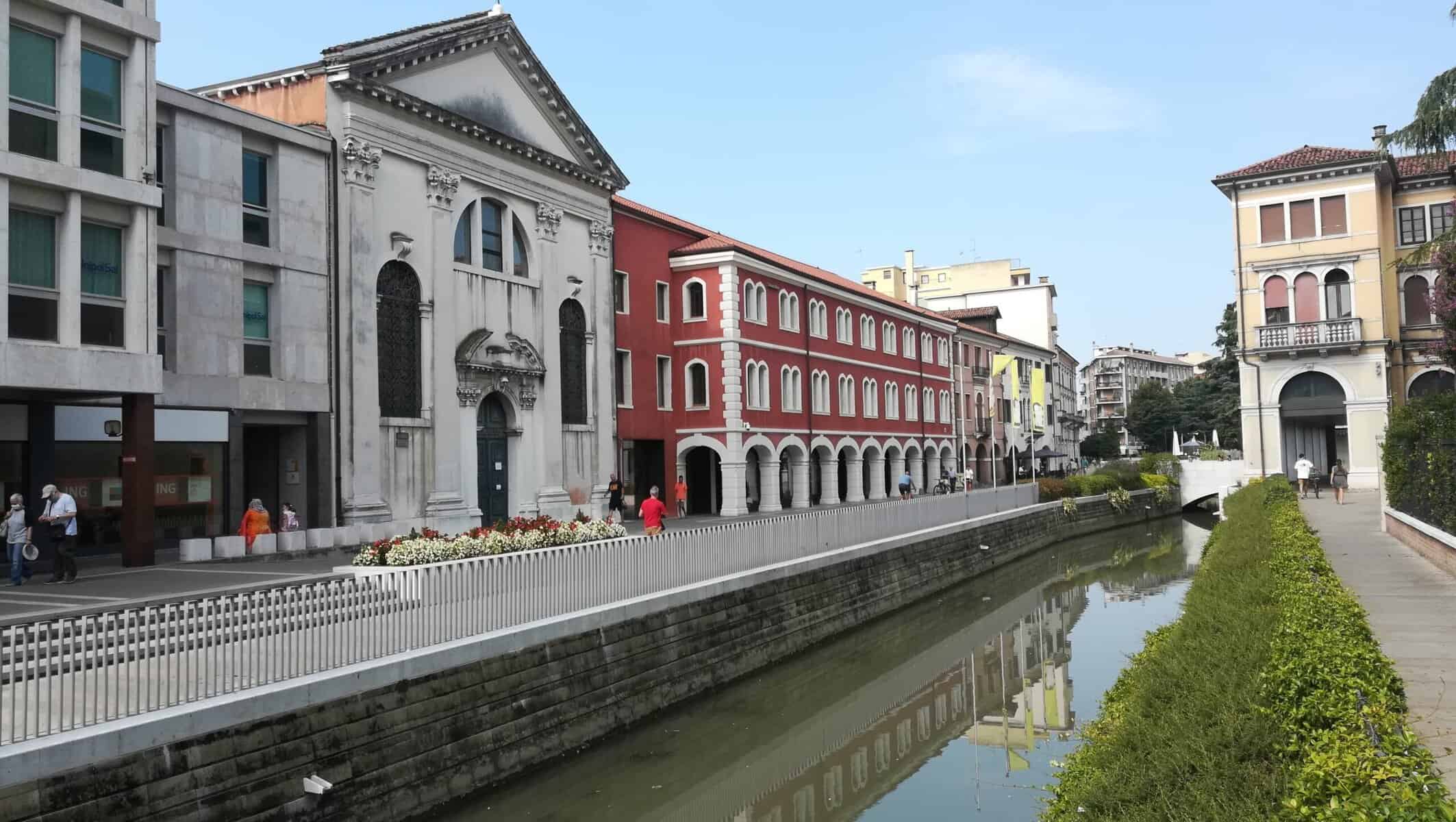 La Chiesa delle Grazie e il Chiostro riflessi sul ramo delle muneghe