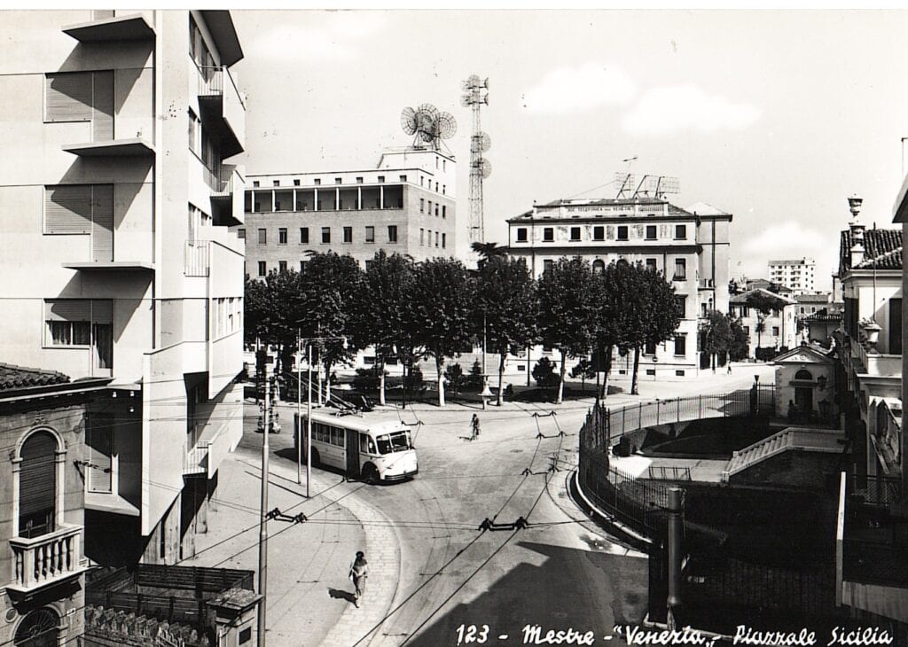 Cartolina di Piazzale Sicilia a Mestre con la filovia, i palazzi e Villa Erizzo tra gli alberi