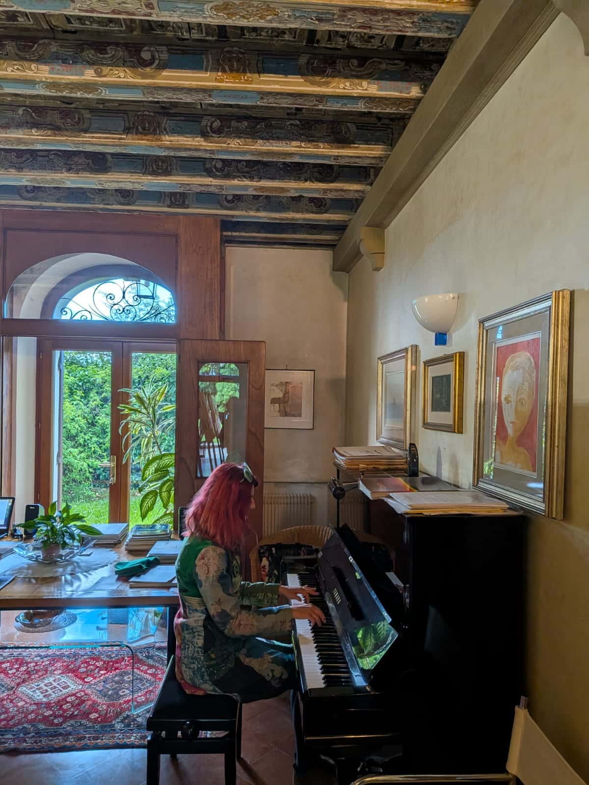 La pianista Ramona Munteanu al pianoforte durante la mostra