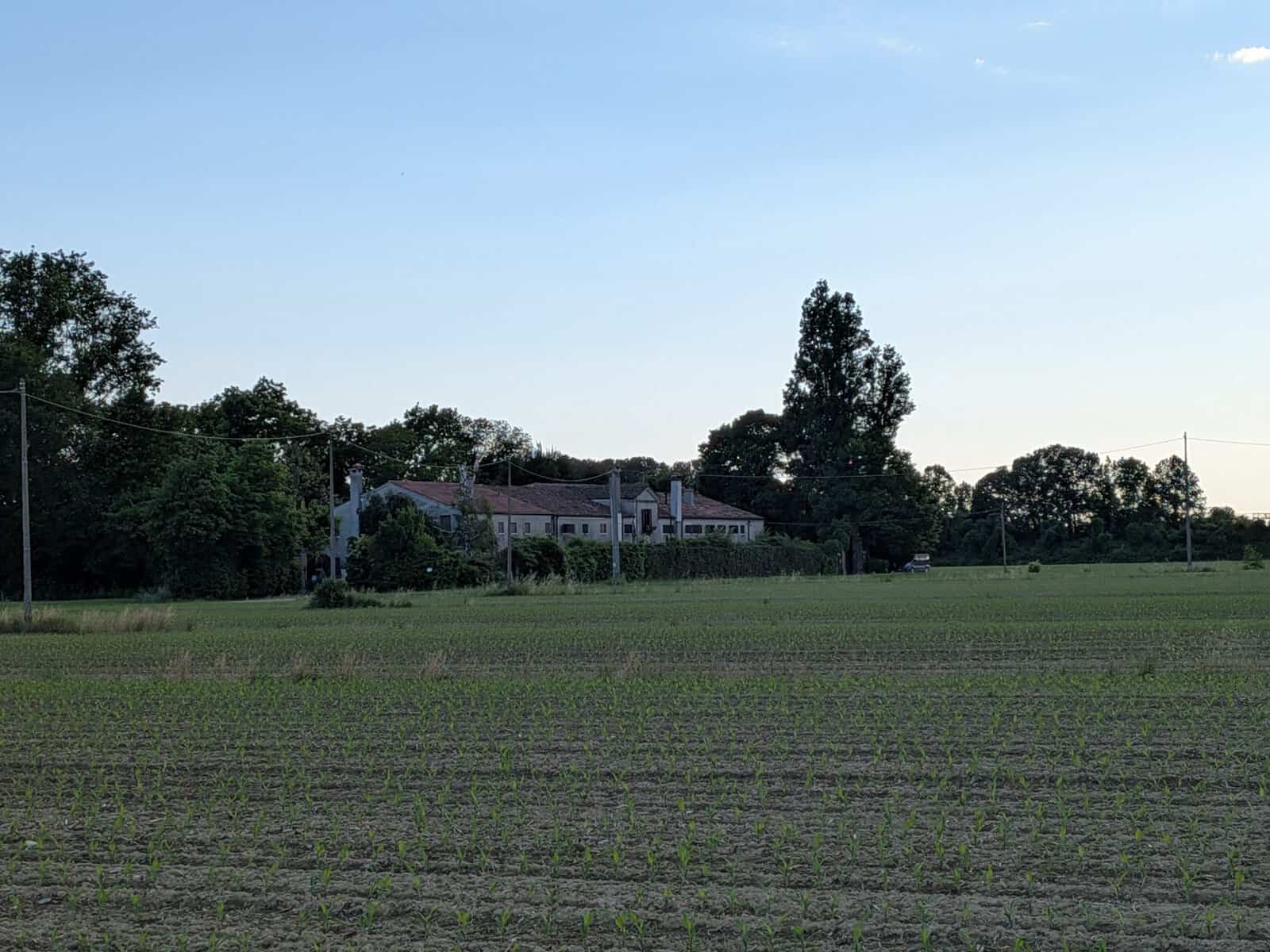 La villa è circondata da campi e verde