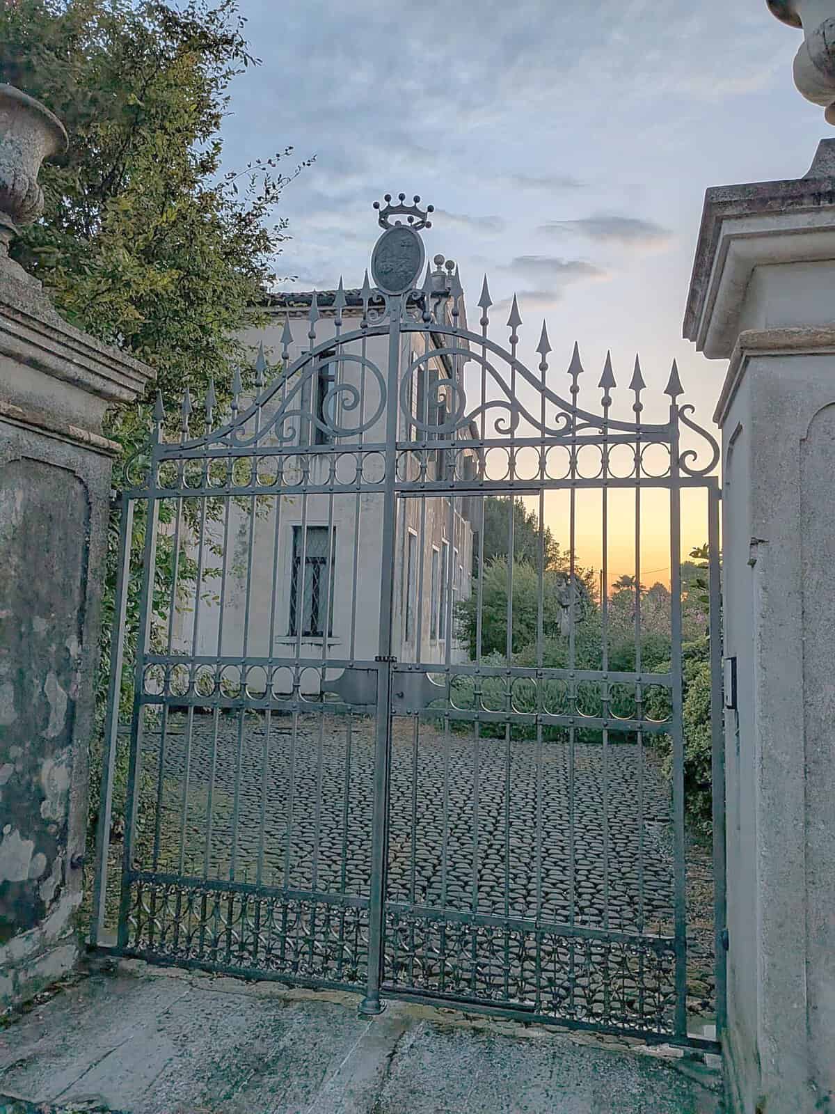 La cancellata in ferro battuto di Villa Lucani