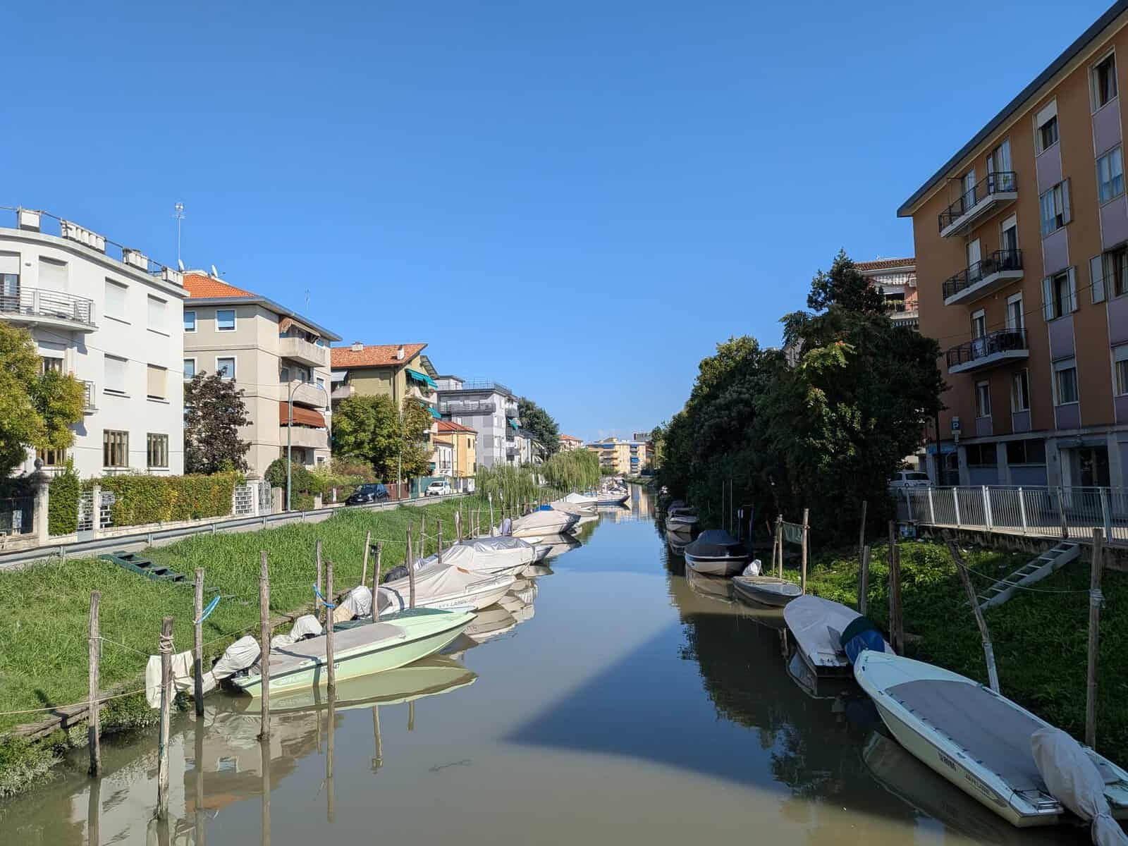Il canale Osellino visto da via Colombo