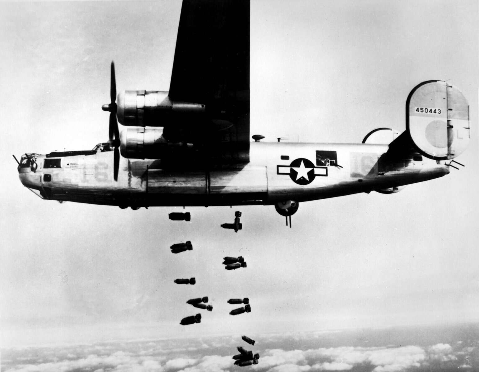 Un bombardiere B-24 Liberator della 15ª Air Force sgancia le bombe su uno scalo ferroviario