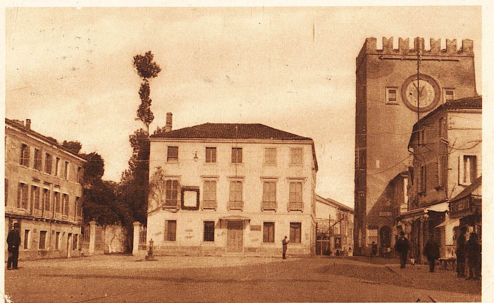 La casa della famiglia Matter accanto alla Torre dell'orologio, in una cartolina d'epoca