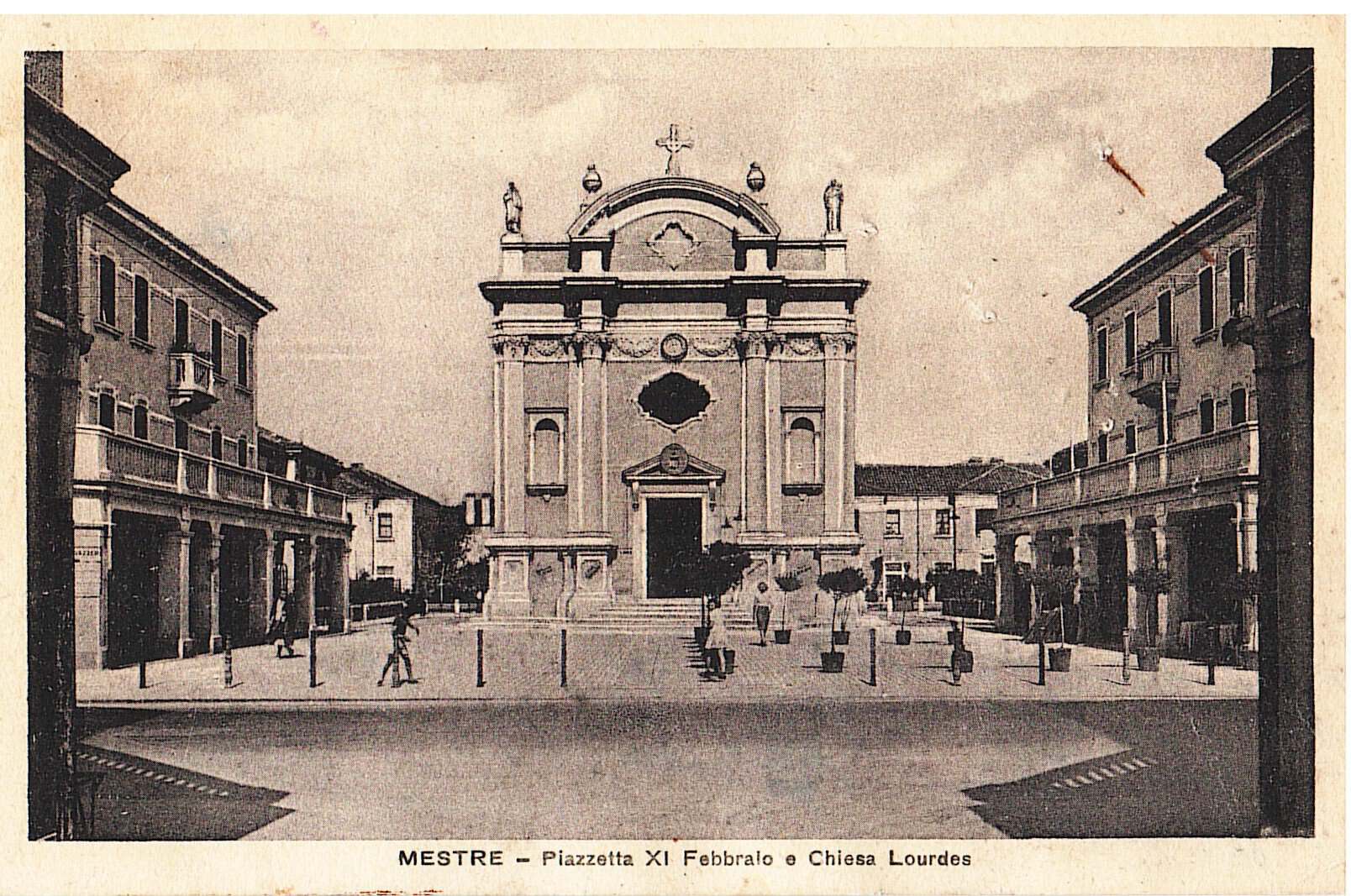La chiesa della Beata Vergine di Lourdes in piazzetta XI Febbraio a Mestre, cartolina
